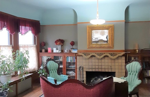Downtown Toledo House | King Bed, Shared Bath, Sitting Room or Full-size Bed in Historic Victorian Inn