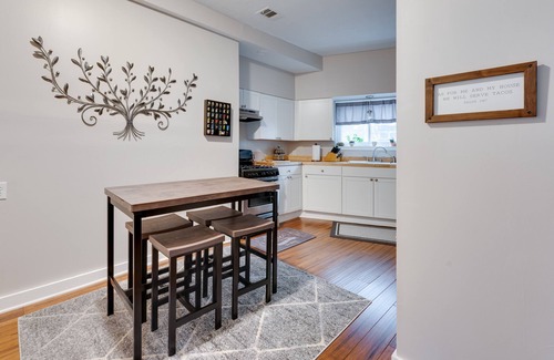 Pittsburgh Apartment | King Bed! Unique City Views! Free Parking!