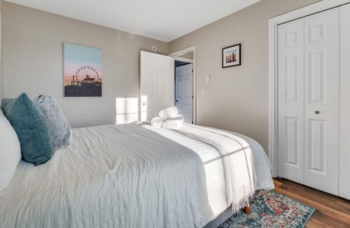 Southern Coast Apartment | King Bed | Work PC | w Parking