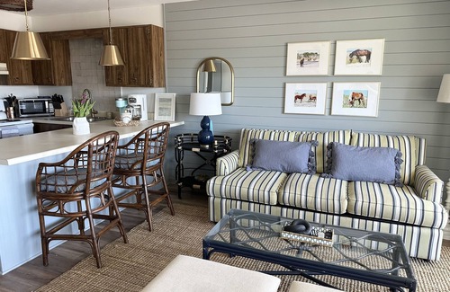 Emerald Isle Condo | King Bedroom Suite Condo - Walking Distance to Beach! Linens/Towels included!