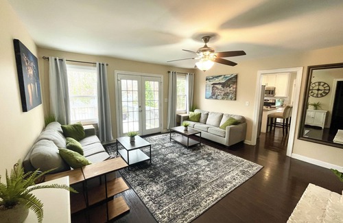 Charlotte House | King beds, 2 Living Rooms Fast WIFI, 6th Convertible Bedroom Available