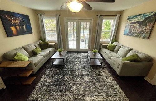 Charlotte House | King beds, 2 Living Rooms Fast WIFI, 6th Convertible Bedroom Available
