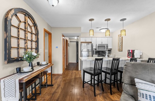 Notch Estates Condo | KING BEDS!~Hiding Place~WALK IN UNIT~BOAT PARKING🎡1 Mile from SDC🎢Free WIFI