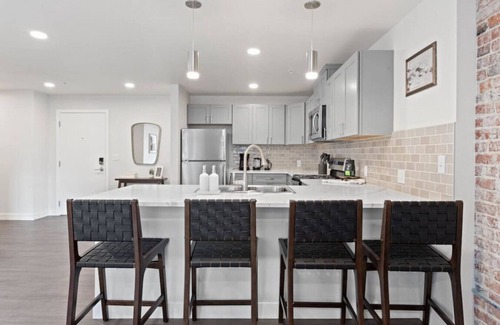 Riverside Apartment | King Beds! J & K on Main Luxury Apartment 406