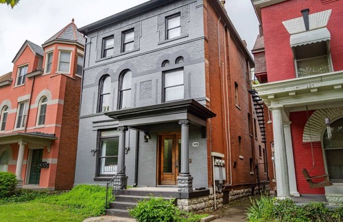 Old Louisville Apartment | King Beds|Parking|0.6 miles from UofL|Free WiFi