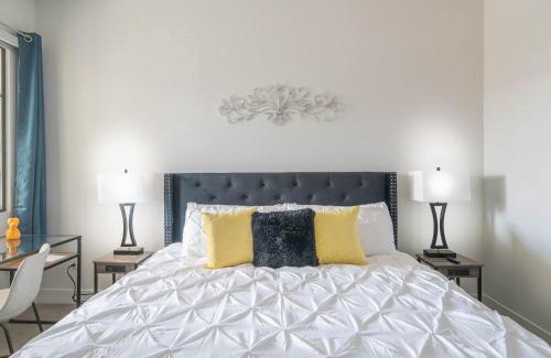 North Scottsdale Apartment | King Beds - Pool - Parking - Barrett Jackson 4021