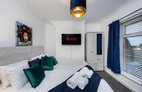 Margam Apartment | King Beds - Smart TVs - Parking - Near City