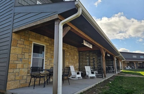 Maple Hill Hotel | King Cabin Room Osage
