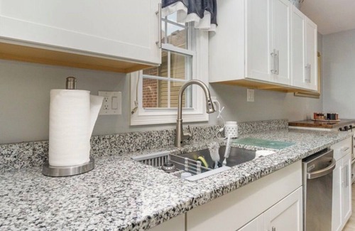 Richmond House | King en suite 3 -2 whole house pets welcomed 1G WiFi fully equipped kitchen