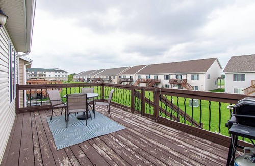 West Fargo House | King I Patio I Garage I Self-Checkin I Smart TVs