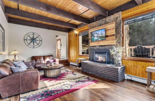 Idaho Springs House | King of the Mountain. Private Hot Tub. Pets allowe