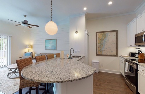 King City Condo | King one-bedroom condo w/pool in the SSI Village area Unit 2301