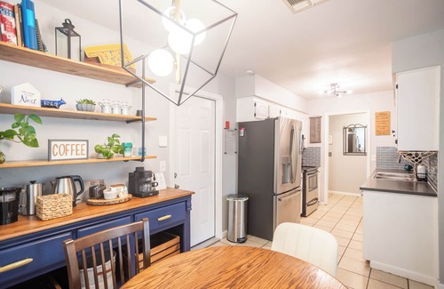Moore House | King, Pet Friendly, WiFi, Fireplace, Fenced Yard, Patio