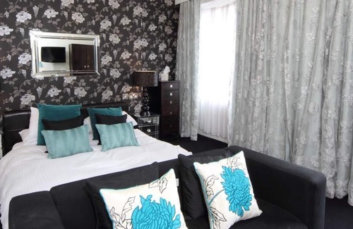 Longford House | King-Premium-Ensuite with Shower-Room 9