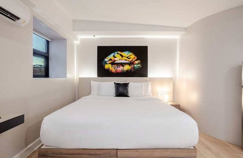 Gay Village Hotel | King & Queen – Central MTL Nest