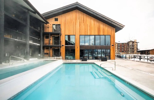 Teton Village Hotel | King + Queen Sofa Sleeper, Gravity Haus, Steps from Gondolas, Outdoor Pool