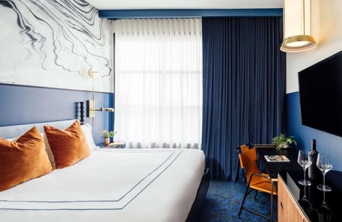 Downtown Nashville Hotel | King Room at a 4⭐️ Hotel