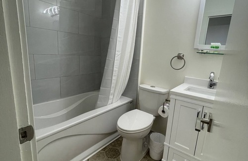 East Kootenay House | King room in beautiful Radium Hot Springs. R17