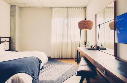 Bouldin Hotel | King Room with Courtyard Views and Walk-In Shower