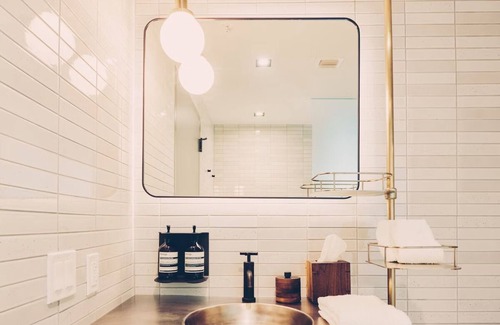 Bouldin Hotel | King Room with Courtyard Views and Walk-In Shower