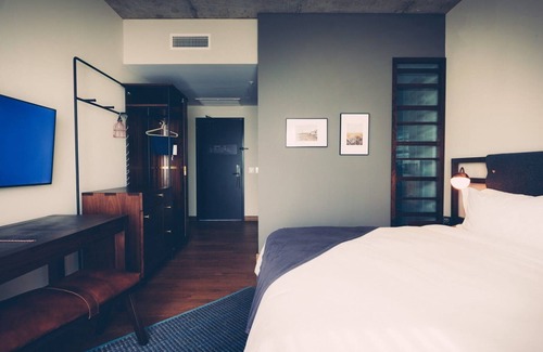 Bouldin Hotel | King Room with Courtyard Views and Walk-In Shower
