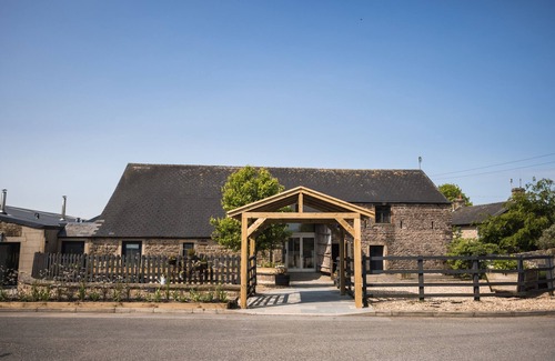 Clitheroe House | King size bedroom with private bathroom