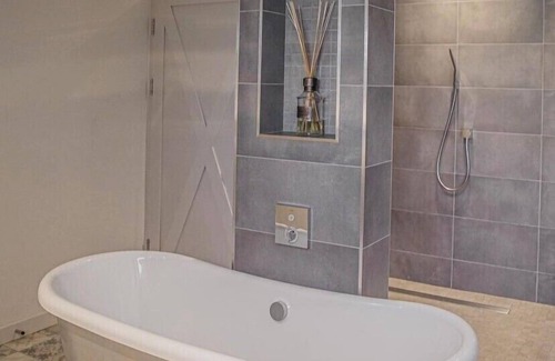 Clitheroe House | King size bedroom with private bathroom