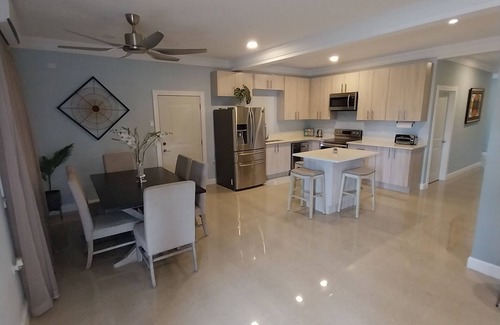 St. Ann's Bay Villa | KING SIZE Suite with Pool and beach