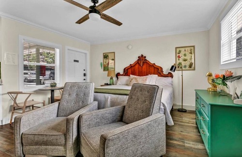 Safety Harbor Hotel | King Studio Fast Wi-Fi & Laundry in DT