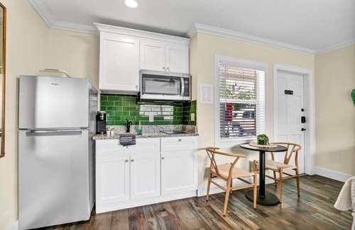 Safety Harbor Hotel | King Studio Fast Wi-Fi & Laundry in DT