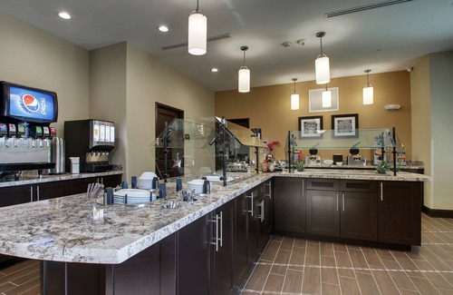 The Colony Condo | King Studio. Free Breakfast Buffet & Pool Access.