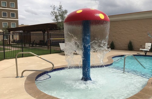 The Colony Condo | King Studio. Free Breakfast Buffet & Pool Access.