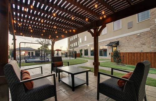 The Colony Condo | King Studio. Free Breakfast Buffet & Pool Access.