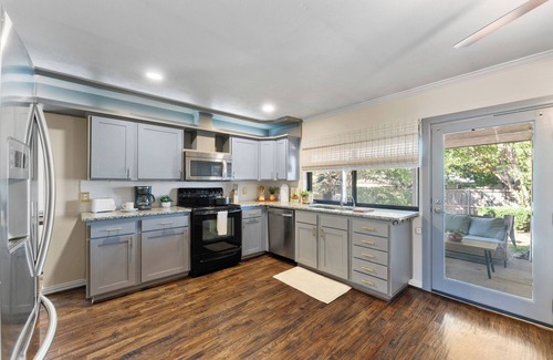 The Colony House | King Suite 3BR/2BA- The Colony 5 min/Grandscape Firepit + Air Hockey + Ping pong