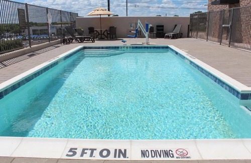 Franklin Park Apartment | King Suite - Accessible/Non-Smoking