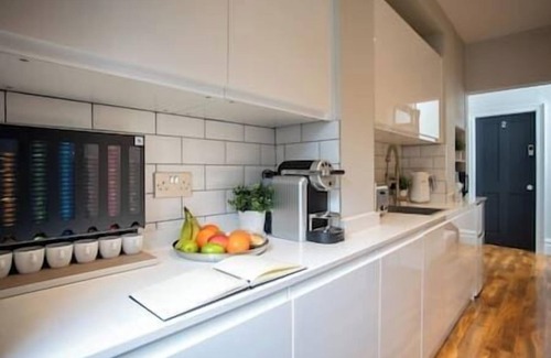 Offerton Apartment | King Suite close to Manchester City Centre, R2