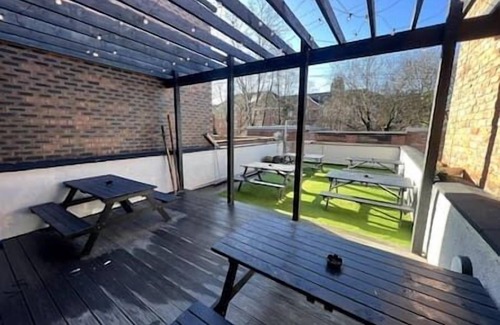 Offerton Apartment | King Suite close to Manchester City Centre, R2