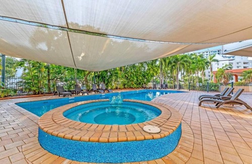 Darwin City Centre Apartment | King Suite Dreams Poolside Living on the Esplanade