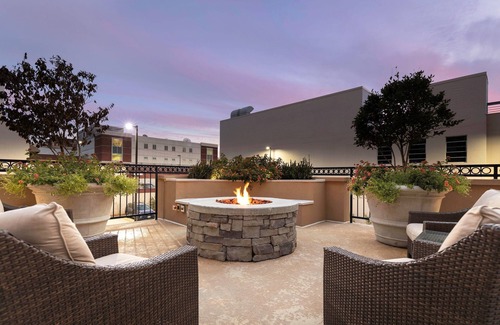 Montgomery Condo | King Suite. Free Breakfast. Outdoor Pool. Gym. Your Next Trip!