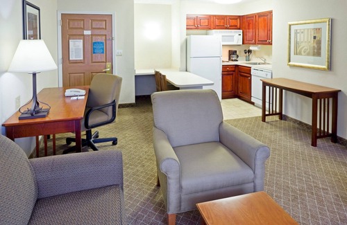 Cranbury Condo | King Suite. Free Breakfast Buffet. Pool. 20 Minutes to Princeton.