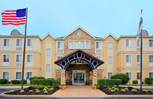 Cranbury Condo | King Suite. Free Breakfast Buffet. Pool. 20 Minutes to Princeton.