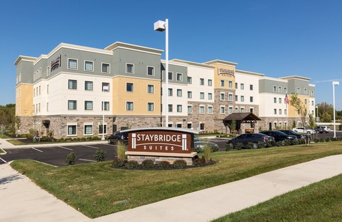 Newark Apartment | King Suite. Free Breakfast. Pool. Shared BBQ. 30 Min to Oakland Zoo!