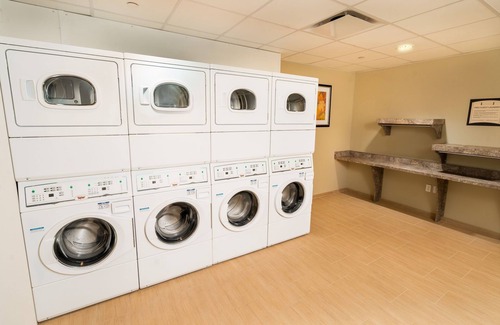 Newark Apartment | King Suite. Free Breakfast. Pool. Shared BBQ. 30 Min to Oakland Zoo!