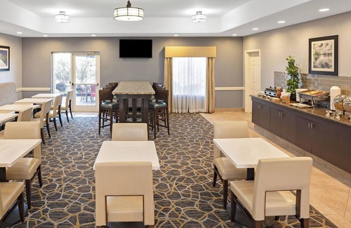 Westchase Hotel | King Suite Ideal for Family Getaway w/Pool Access | Close to Vibrant Chinatown