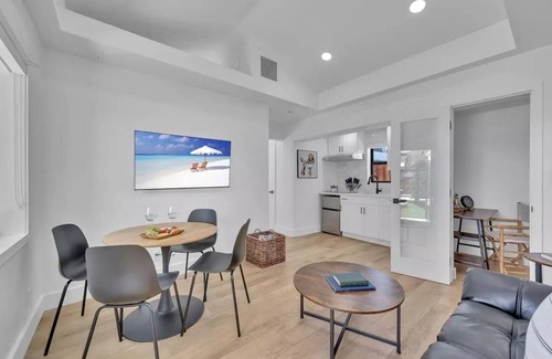 Victoria Park Apartment | King Suite in a Tropical Retreat Freedom House Fort Lauderdale Suite 3n