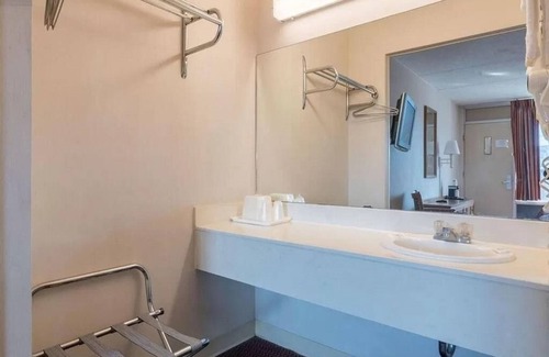 Pennington Bend Hotel | King Suite in Music Valley near Grand Ole Opry