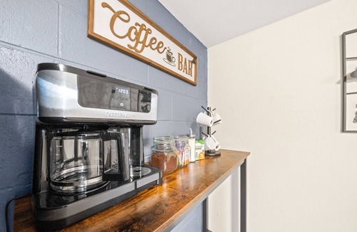 Clarksville House | King Suite near APSU & Downtown