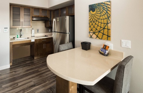 Lake Jackson Condo | King Suite w/Kitchen. Free Breakfast. Pool. Great Location!