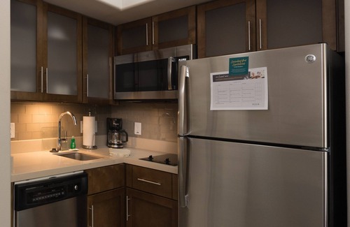 Lake Jackson Condo | King Suite w/Kitchen. Free Breakfast. Pool. Great Location!