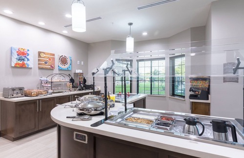 Lake Jackson Condo | King Suite w/Kitchen. Free Breakfast. Pool. Great Location!